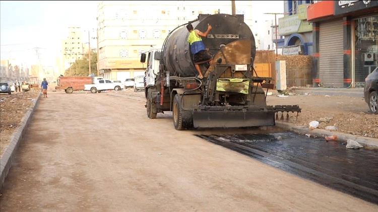 انطلاق رش مادة (MC) تمهيداً لسفلتة طريق التقنية – إنماء بالمنصورة لإنهاء معاناة المواطنين