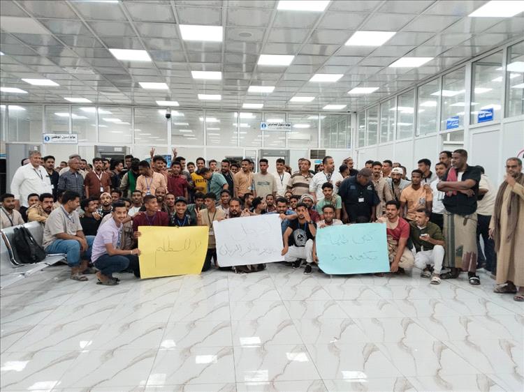وقفة احتجاجية لموظفي مطار الريان الدولي تطالب بإقالة مدير عام المطار