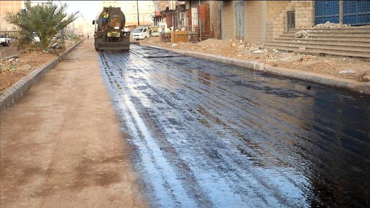 عدن : بدء رش مادة (MC) تمهيداً لسفلتة طريق التقنية – إنماء بالمنصورة لإنهاء معاناة المواطنين