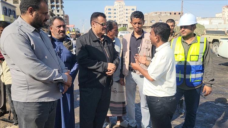 مدير عام المنصورة يتفقد العمل في فرش الطبقة الأسفلتية بمشروع إعادة تأهيل شارع التقنية - تقاطع بئر أحمد