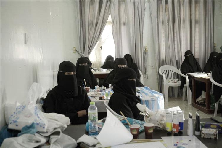 جمعية سقطرى للحياة الفطرية تدشّن دورة الرسم على القماش لتعزيز الصناعات الإبداعية