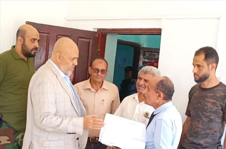 محافظ تعز يتفقد المرافق الحكومية في أول أيام شهر رمضان ويشدد على تعزيز الانضباط الوظيفي