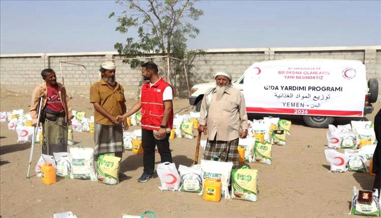 الهلال الأحمر التركي يوزع 500 سلة غذائية و1000 وجبة إفطار في عدن ولحج