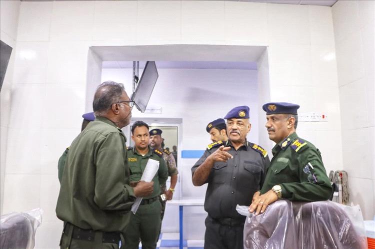القائم بأعمال المدير العام للأمن والشرطة بساحل حضرموت يتفقد سير العمل بالإدارات الأمنية أول أيام رمضان المبارك