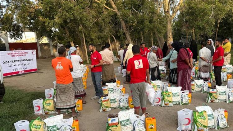 بتمويل من الهلال الأحمر التركي.. منتدى الإغاثة والبناء يوزّع 180 سلة غذائية في عدن