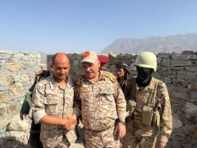 قائد محور تعز يزور الخطوط الأمامية شمال وشرق مدينة تعز