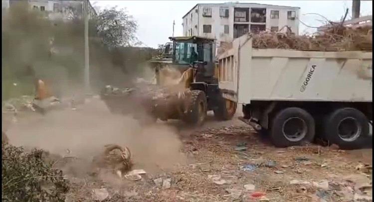 بتوجيهات مدير عام صحة عدن..حملة نظافة موسعة وإزالة المخلفات في ساحة مستشفى الصداقة