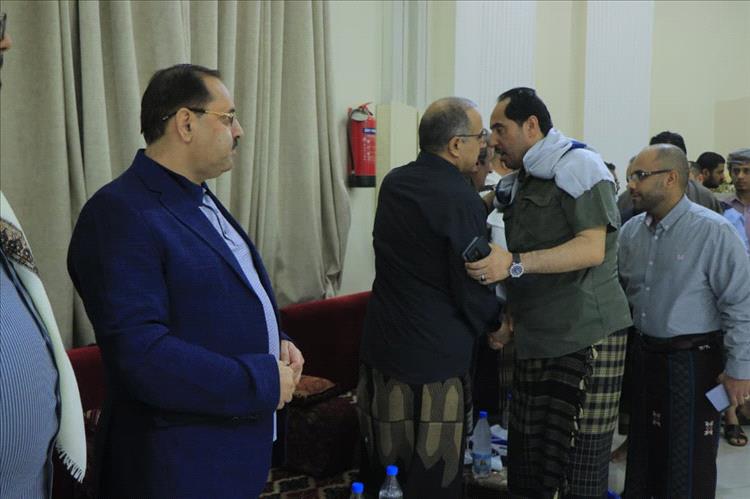 وزير الصحة يستقبل جموع المعزين بوفاة والده في عدن