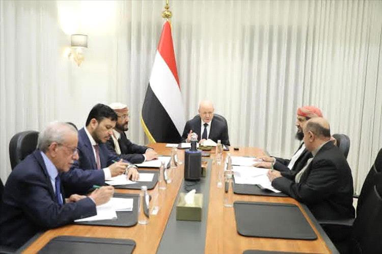 مجلس القيادة يؤكد دعمه الكامل للبرنامج الحكومي ويشيد بجهود المملكة للنهوض بأوضاع المحافظات المحررة