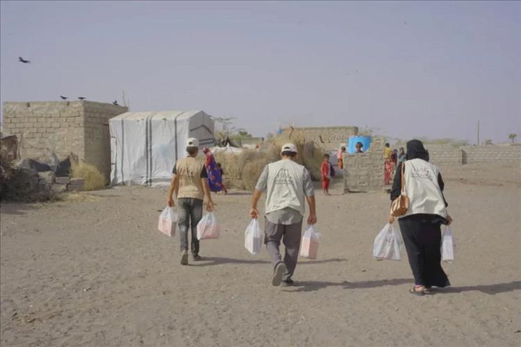 الخلية الإنسانية توزع مشروع “تمرة إفطار” على 800 أسرة في مديرية التحيتا