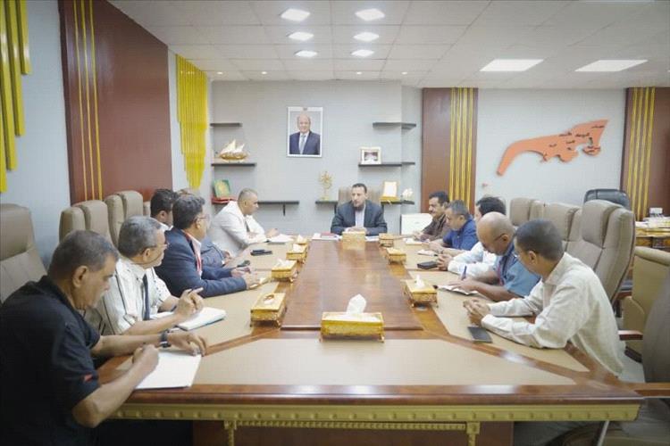 وزير الدولة محافظ عدن يوجّه بسرعة معالجة أزمة الغاز