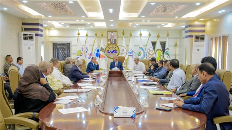 وزير النقل يترأس اجتماعاً لمناقشة أولويات المرحلة الراهنة وتعزيز كفاءة الأداء المؤسسي