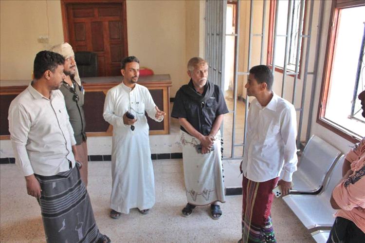 مدير عام مديرية الشحر يوجه بإعادة تأهيل قاعة محكمة الشحر الابتدائية