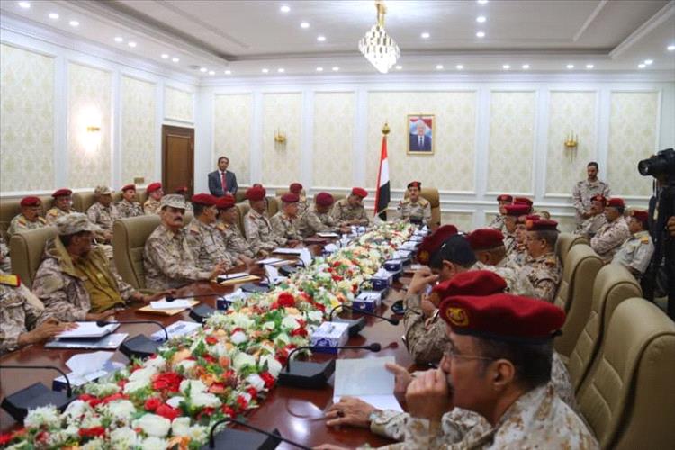 وزير الدفاع يترأس اجتماعاً موسعاً بقيادات الهيئات والمناطق العسكرية في عدن 