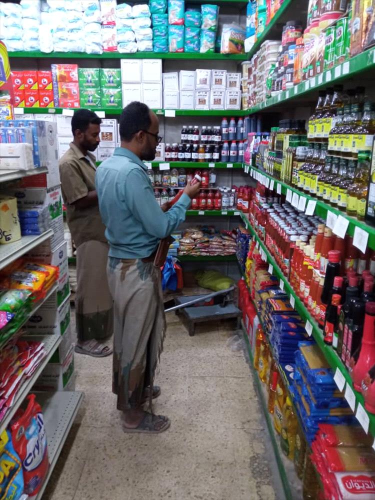 حملة ميدانية لمراقبة الأسعار و ضبط المواد الغذائية المنتهية الصلاحية بمديرية القطن