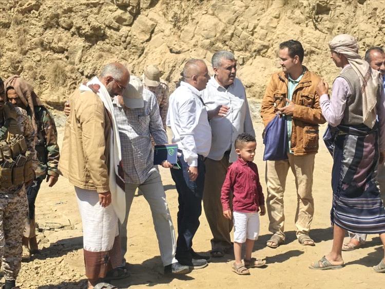 مدير عام المواسط يتسلم طريق الدمينة الظفير بعد استكمال رصفه بدعم من منظمة كير