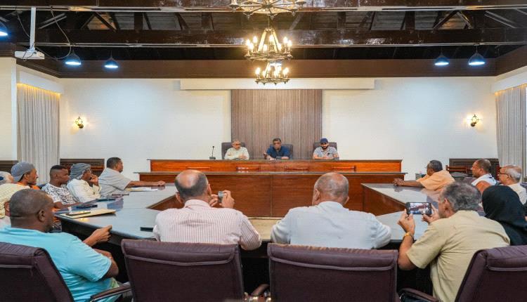 اجتماع موسع في عدن لبحث أوضاع الخدمات بمديرية صيرة وتكثيف الجهود لتحسين الأداء