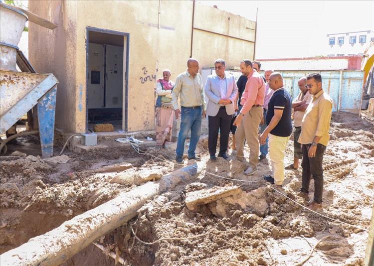 وكيل أول العاصمة عدن يتفقد سير العمل في إصلاح كسر بمحطة ضخ الصرف الصحي الرئيسية بالمصنورة