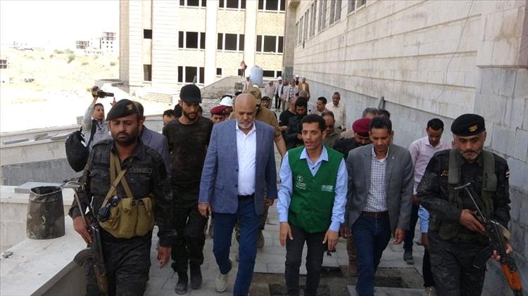 محافظ تعز يتفقد تنفيذ مشروعَي شبكة الصرف الصحي والمجمع الطبي بدعم سعودي