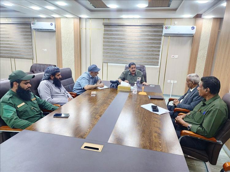 مدير أمن عدن يناقش مع القيادات المعينة حديثاً خطة تعزيز الأمن والاستقرار.