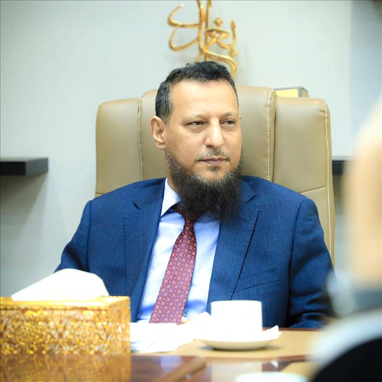 محافظ عدن يشكّل لجنة للنظر في قضايا الموظفين والمواطنين ومعالجتها