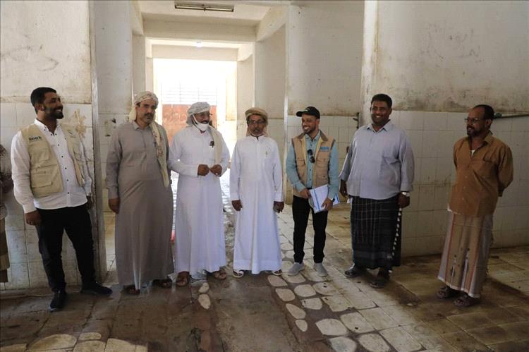 نائب مدير عام صندوق النظافة والتحسين يوقّع على تسليم موقع مشروع تأهيل سوق الأسماك بمدينة الغيضة