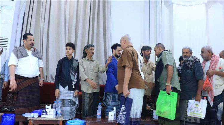 عدن: قيادة المؤسسة الاقتصادية تستقبل جموع المعزّين في وفاة مدير أمنها العقيد الركن فاروق الداعري