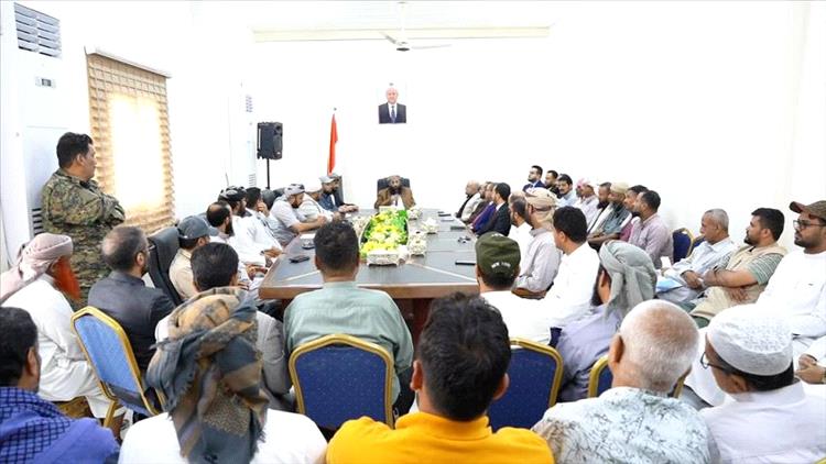 وزير الأوقاف يترأس اجتماعاً موسعاً لقيادة وموظفي الوزارة بالعاصمة المؤقتة عدن