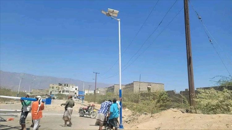 بدعم العميد ناصر عبدربه منصور هادي.. استمرار أعمال تركيب إنارة الشوارع العامة في مدينة لودر