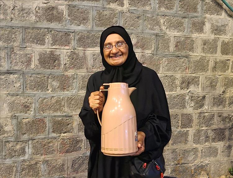 الناشط معاذ ثابت يروي قصة امرأة عدنية تكافح بكرامة في سوق السيلة 