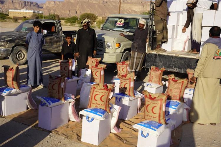 الخلية الإنسانية بـالفرقة الأولى طوارئ تدشّن توزيع 5000 سلة غذائية في القطن
