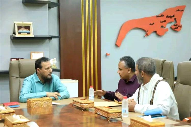 محافظ عدن ورئيس الهيئة العامة للمصائد السمكية يناقشان آليات تنظيم وتطوير العمل والارتقاء بالقطاع السمكي