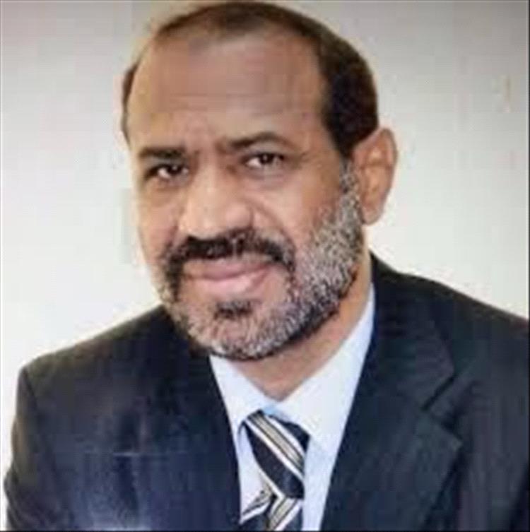 باهميل يجدد دعوته لإزاحة الصور الشخصية من مؤسسات الدولة والاكتفاء برفع العلم الوطني والشعار الرسمي للجمهورية 