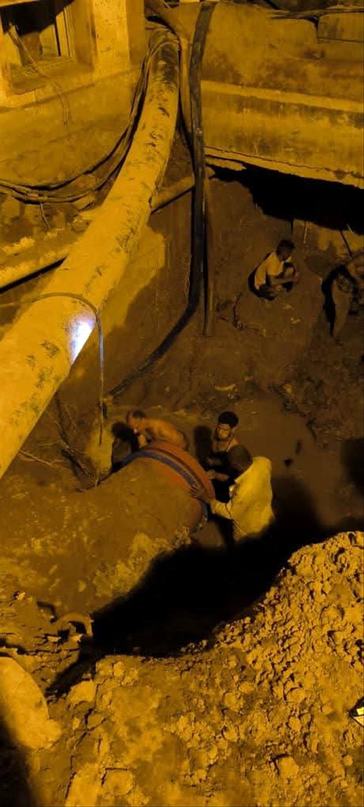 فرق مؤسسة مياه عدن تواصل إصلاح كسر في محطة ضخ الصرف الصحي الرئيسية بالمنصورة