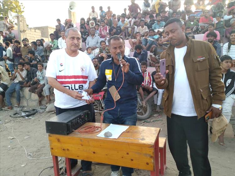 كلاي الوالي يكرم الموهبة في التعليق الرياضي محمد امبيضاء بمبلغ مالي 