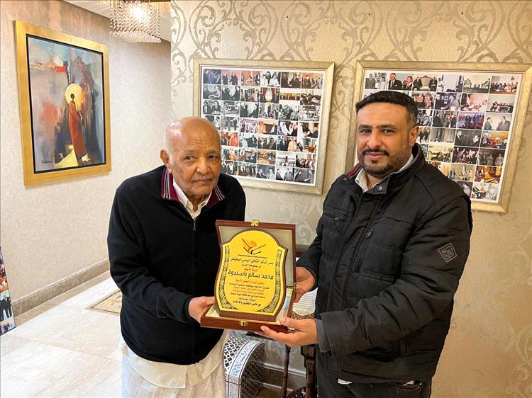 المركز الثقافي البلجيكي اليمني يكرّم دولة رئيس الوزراء الأسبق محمد سالم باسندوه بدرع التقدير