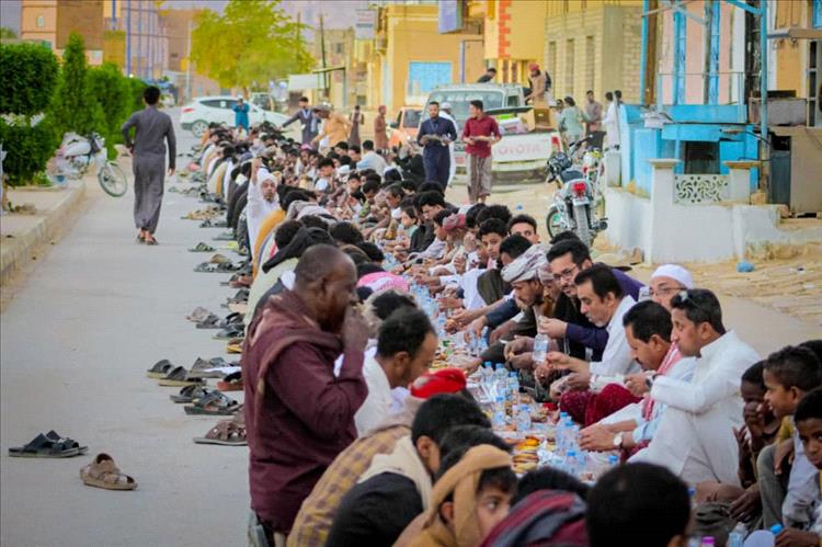 مدير عام مديرية حريضة يشارك أبناء المديرية الافطار الجماعي الثالث