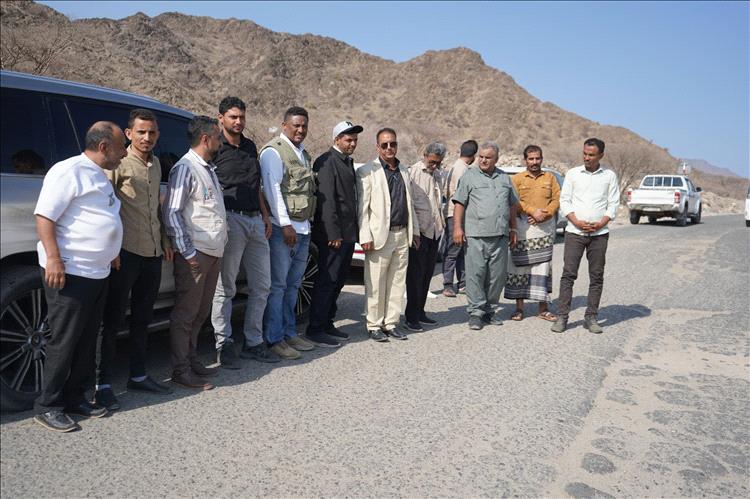 تسليم موقع مشروع تأهيل طريق حبيل جبر – العسكرية بلحج بطول 18 كيلومتراً الى الجهة المنفذة