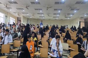 طلاب كلية العلوم الإدارية بجامعة عدن يشيدون بمستوى سير العملية الامتحانية والتنظيم الإداري