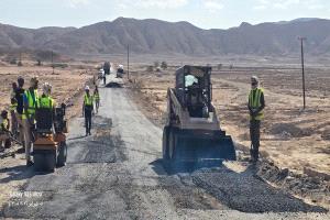 شبوة.. بتمويل من صندوق الطرق إعادة تأهيل وصيانة خط «النشيمة - عين بامعبد» والخط الفرعي لمدينة رضوم