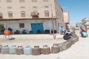أهالي مديرية ميفعة شبوة يقفون في طوابير طويلة للحصول على أسطوانة غاز لطهي إفطارهم الرمضاني