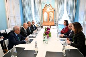 رئيس مجلس القيادة الرئاسي يلتقي نواف سلام ويؤكد دعم اليمن لمؤسسات الدولة اللبنانية