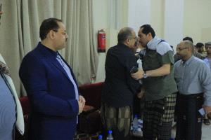 وزير الصحة يستقبل جموع المعزين بوفاة والده في عدن