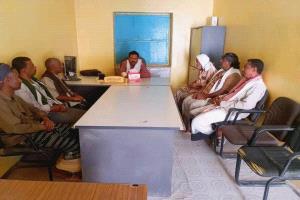 مدير عام غيل بن يمين يلتقي بمرضى غسيل الكلى ويستمع إلى معاناتهم