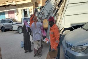 ضمن الاعمال اليومية لوحدة النظافة والتحسين بمديرية القطن نقل مخلفات بكميات كبيرة