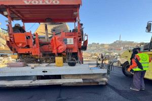 صندوق صيانة الطرق يواصل تنفيذ أعمال الأسفلت في مشروع سوق السلام بلحج