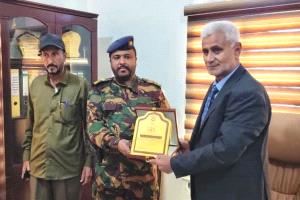 مدير عام جمرك ميناء شحن البري يكرم نائب مدير أمن المنفذ