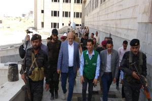 محافظ تعز يتفقد تنفيذ مشروعَي شبكة الصرف الصحي والمجمع الطبي بدعم سعودي