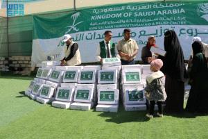 مركز الملك سلمان للإغاثة يوزع 1.800 كرتون تمر في مديرية المدينة بمحافظة مأرب