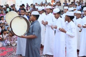 بالموشحات والأهازيج والجوائز مسجد الشيخ عبدالحق بفلح لأول مرة يحتفل بختمه لليلة 11 رمضان 1447هـ